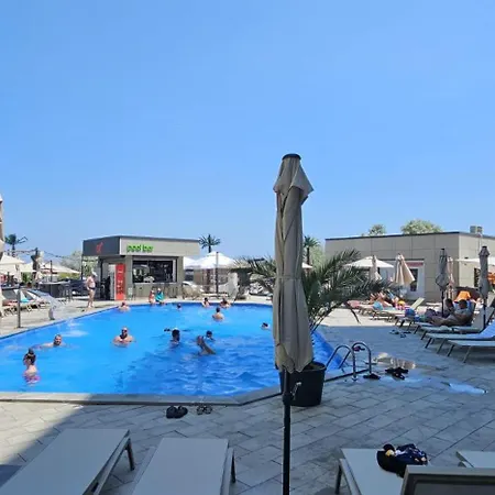 Mamaia Nord Promenada Pool & 20m De Plaja Lägenhet *
